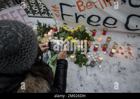 Berlin, Allemagne. 3rd décembre 2022. Des manifestants se sont rassemblés à Berlin sur 3 décembre 2022 pour protester contre la situation actuelle en Chine. Une manifestation a été enregistrée, ce qui a conduit d'Alexanderplatz à l'ambassade de Chine. Les manifestants ont tenu des feuilles de papier blanc vierges comme symbole de résistance silencieuse. Les morceaux de papier sont destinés à être un symbole de défiance envers le gouvernement chinois et une métaphore pour sa censure. Ils ont appelé le dirigeant chinois Xi Jinping à démissionner. Nous voulons la liberté, nous voulons la démocratie, les manifestants criés. Crédit : ZUMA Press, Inc./Alay Live News Banque D'Images