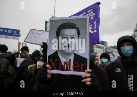 Berlin, Allemagne. 3rd décembre 2022. Des manifestants se sont rassemblés à Berlin sur 3 décembre 2022 pour protester contre la situation actuelle en Chine. Une manifestation a été enregistrée, ce qui a conduit d'Alexanderplatz à l'ambassade de Chine. Les manifestants ont tenu des feuilles de papier blanc vierges comme symbole de résistance silencieuse. Les morceaux de papier sont destinés à être un symbole de défiance envers le gouvernement chinois et une métaphore pour sa censure. Ils ont appelé le dirigeant chinois Xi Jinping à démissionner. Nous voulons la liberté, nous voulons la démocratie, les manifestants criés. Crédit : ZUMA Press, Inc./Alay Live News Banque D'Images