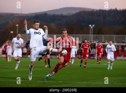 Tommy Leigh d’Accrrington Stanley et Stuart Findlay d’Oxford United se battent pour le ballon lors du match Sky Bet League One au stade Wham, à Accrington. Date de la photo: Samedi 3 décembre 2022. Banque D'Images