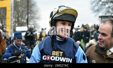 Londres, Royaume-Uni. 3rd décembre 2022. Jockey, Tom Cannon et l'entraîneur, Alan King, fêtent après qu'Edwardstone ait remporté le Betfair Tingle Creek Steeple Chase à l'hippodrome de Sandown Park, au Royaume-Uni. Crédit : Paul Blake/Alay Live News. Banque D'Images