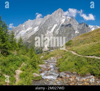 Le massif des Grands Jorasses de la vallée du Val Ferret en Italie - Trekking Mont Blank. Banque D'Images