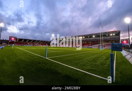 Stade Kingsholm, Gloucester, Gloucestershire, Royaume-Uni. 3rd décembre 2022. Gallagher Premiership Rugby, Gloucester versus Northampton Saints; vue générale du stade de Kingsholm avant le lancement sous les cieux orageux crédit: Action plus Sports/Alamy Live News Banque D'Images