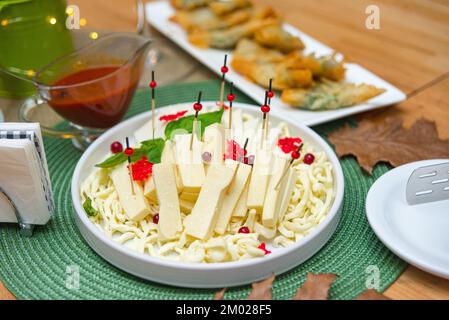 assiette avec un jeu de fromages. collations froides sur la table. Banque D'Images