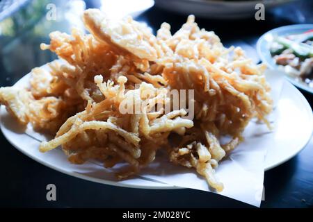 Champignons frits ou champignons frits ou champignons à aiguille dorée frits Banque D'Images