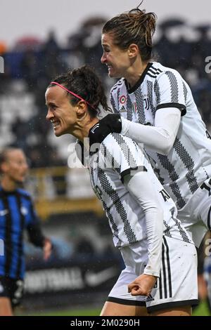 Cristiana Girelli (10 Juventus FC) célèbre Barbara Bonansea (11 Juventus FC) après 0-1 au cours du match Serie A Women entre FC Internazionale et Juventus FC au stade Breda de Sesto San Giovanni Milan, Italie Soccer (Cristiano Mazzi/SPP) Credit: SPP Sport Press photo. /Alamy Live News Banque D'Images