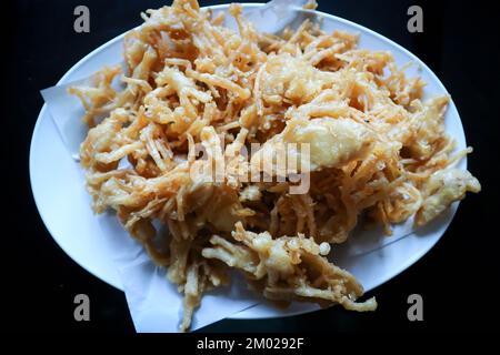 Champignons frits ou champignons frits ou champignons à aiguille dorés frits Banque D'Images