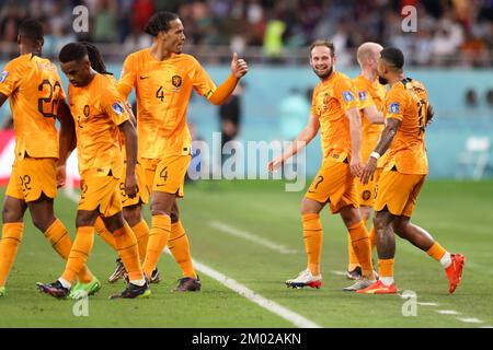 Doha, Qatar. 3rd décembre 2022. Daley Blind (3rd R) des pays-Bas célèbre après avoir marqué le match de la série 16 entre les pays-Bas et les États-Unis lors de la coupe du monde de la FIFA 2022 au stade international Khalifa à Doha, Qatar, le 3 décembre 2022. Crédit : Li Ming/Xinhua/Alay Live News Banque D'Images