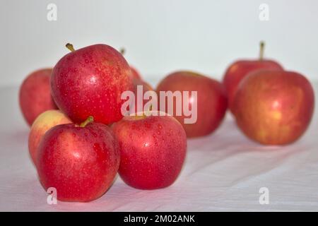 groupe de pommes rouges placées l'une sur l'autre Banque D'Images