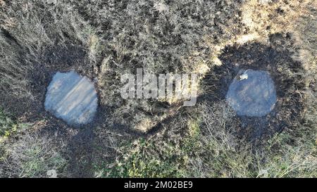 Puddle marécage dig bêche travailleur homme drone aérien protection de flaque conservation nature out construire un amphibien reproducteur de nouveaux excavations bassin de fosse à la main. Nous Banque D'Images