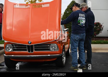 Durham, Caroline du Nord, États-Unis, 3rd décembre 2022, les passionnés de voitures admirent le moteur d'une BMW 2002 classique lors de l'événement mensuel Cars and Coffee. Credit D Guest Smith / Alamy Live News Banque D'Images