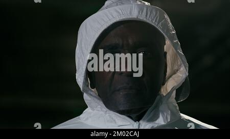 Portrait homme médecin travailleur médical en uniforme de protection chimique blanc spécial combat avec épidémie regardant la caméra avec une expression triste frustrée Banque D'Images