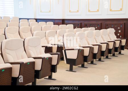 chaises en cuir blanc dans l'auditorium, salle de conférence Banque D'Images