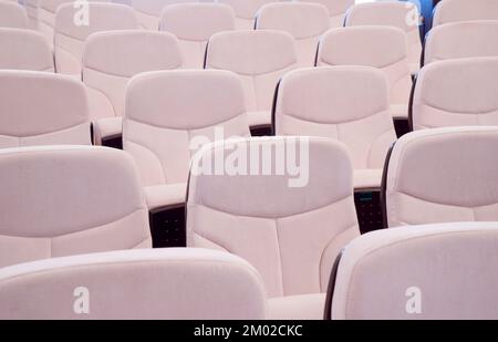 chaises en cuir blanc dans l'auditorium, salle de conférence Banque D'Images