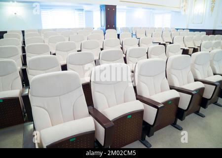 chaises en cuir blanc dans l'auditorium, salle de conférence Banque D'Images