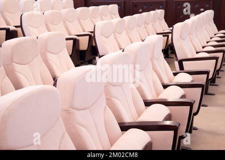 chaises en cuir blanc dans l'auditorium, salle de conférence Banque D'Images