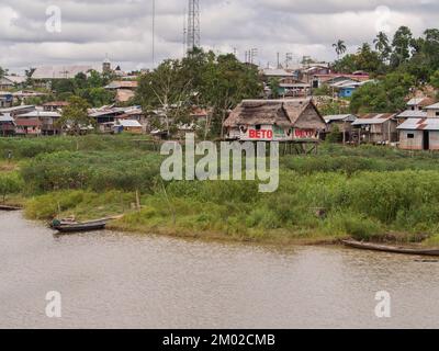 Pebas, Pérou - 11 décembre 2017: Maisons en bois sur pilotis dans la petite ville sur la rive de l'Amazone sur le chemin de Santa Rosa à Iquitos. Amazonie. Sud A. Banque D'Images