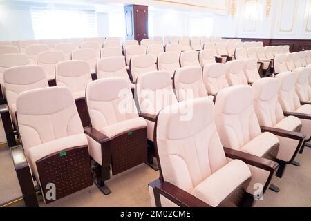 chaises en cuir blanc dans l'auditorium, salle de conférence Banque D'Images