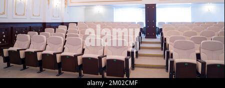 chaises en cuir blanc dans l'auditorium, salle de conférence Banque D'Images