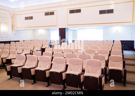 chaises en cuir blanc dans l'auditorium, salle de conférence Banque D'Images