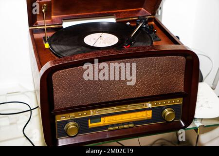 Ancien, joueur à l'ancienne, radiogramophone ouvert, isolé sur fond blanc Banque D'Images