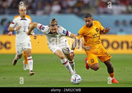 Memphis Depay da Holanda disputa o lance com Tim REAM do Estados Unidos, durante a partida entre Holanda e Estados Unidos, pelas oitavas de final da Copa do Mundo FIFA Qatar 2022, Estádio Internacional Khalifa neste sábado 03./PRESSINPHOTO Banque D'Images