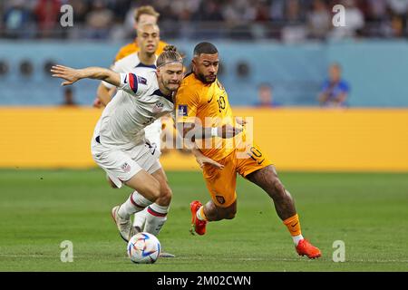 Memphis Depay da Holanda disputa o lance com Tim REAM do Estados Unidos, durante a partida entre Holanda e Estados Unidos, pelas oitavas de final da Copa do Mundo FIFA Qatar 2022, Estádio Internacional Khalifa neste sábado 03./PRESSINPHOTO Banque D'Images