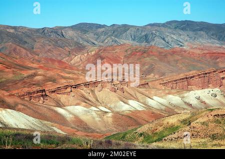 Paysage de montagne entre Lal et Dowlat Yar dans la province de Ghor, en Afghanistan. Ces montagnes rouges se trouvent à l'extrémité ouest de la chaîne de montagnes Hindu Kush Banque D'Images