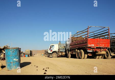 Dowlat Yar dans la province de Ghor, en Afghanistan. Un arrêt de camion afghan près de la ville de Dowlatyar, dans le centre de l'Afghanistan. Banque D'Images