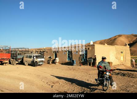 Dowlat Yar, province de Ghor / Afghanistan : une maison de thé afghane à un arrêt de camion près de la ville de Dowlatyar, dans le centre de l'Afghanistan. Banque D'Images