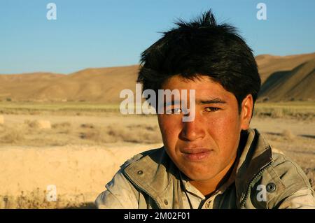 Dowlat Yar, province de Ghor / Afghanistan: Portrait d'un jeune afghan pris à l'extérieur près de la ville de Dowlatyar, dans le centre de l'Afghanistan. Banque D'Images