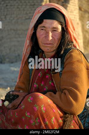 Dowlat Yar, province de Ghor / Afghanistan: Portrait d'une femme dans le centre de l'Afghanistan. Elle a des tatouages traditionnels du visage (points d'encre bleue). Banque D'Images