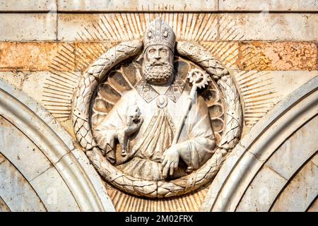Buste de Saint Maurelius sculpté sur le clocher de la cathédrale, Ferrara, Italie Banque D'Images