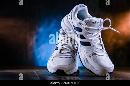 POZNAN, POL - OCT 13, 2022: Une paire de chaussures de sport Adidas, la marque du plus grand fabricant de vêtements de sport en Europe et le deuxième plus grand dans l'ordre du jour Banque D'Images