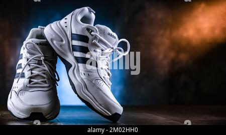 POZNAN, POL - OCT 13, 2022: Une paire de chaussures de sport Adidas, la marque du plus grand fabricant de vêtements de sport en Europe et le deuxième plus grand dans l'ordre du jour Banque D'Images