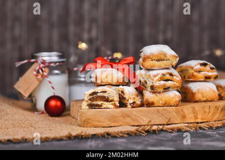 Petits morceaux de gâteau allemand Stollen, pain aux fruits aux noix, épices et fruits secs au sucre en poudre traditionnellement servi pendant les fêtes Banque D'Images