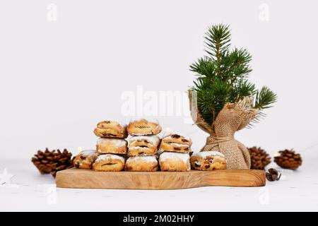 Petits morceaux de gâteau allemand Stollen, pain aux fruits aux noix, épices et fruits secs au sucre en poudre traditionnellement servi pendant les fêtes Banque D'Images