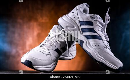 POZNAN, POL - OCT 13, 2022: Une paire de chaussures de sport Adidas, la marque du plus grand fabricant de vêtements de sport en Europe et le deuxième plus grand dans l'ordre du jour Banque D'Images