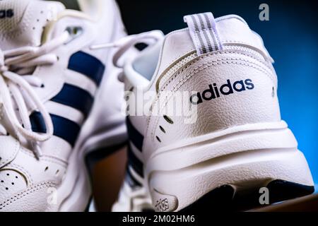 POZNAN, POL - OCT 13, 2022: Une paire de chaussures de sport Adidas, la marque du plus grand fabricant de vêtements de sport en Europe et le deuxième plus grand dans l'ordre du jour Banque D'Images