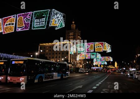 Málaga, Espagne. 26 novembre 2022. Illuminations de Noël sur Plaza de la Marina Avenue- Banque D'Images