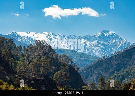 Belles montagnes enneigées et collines du parc national de Rara et du lac de Rara dans l'Himalaya du Népal Banque D'Images