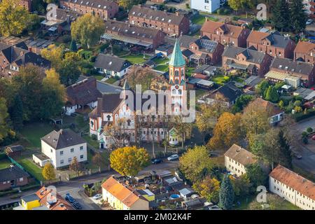 Vue aérienne, église paroissiale catholique Herz-Jesu, Heeren-Werve, Kamen, région de la Ruhr, Rhénanie-du-Nord-Westphalie, Allemagne, site de culte, DE, Europe, foi commun Banque D'Images