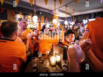 BREDA - les fans de football de Cafe Zeezicht célèbrent la victoire des pays-Bas sur les États-Unis au cours de la ronde 16 de la coupe du monde. ANP REMKO DE WAAL pays-bas hors - belgique hors Banque D'Images