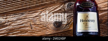 POZNAN, POL - APR 13, 2022 : bouteille de Hennessy, une marque de célèbre cognac de Cognac, France Banque D'Images