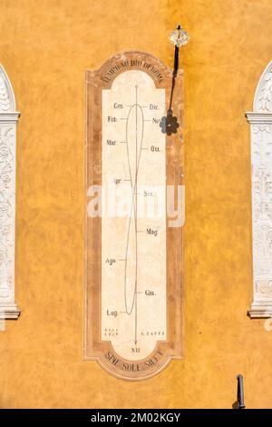 Cadran solaire vertical de la Piazza del Municipio, Ferrara Italie Banque D'Images