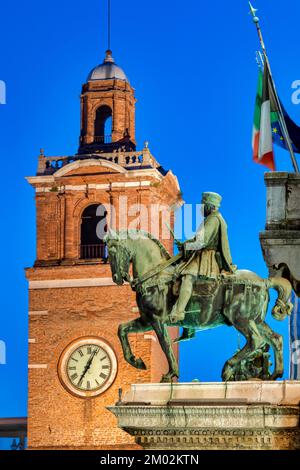 Statue équestre de Niccolò III d'Este avec tour de l'horloge en arrière-plan, Ferrara Italie Banque D'Images