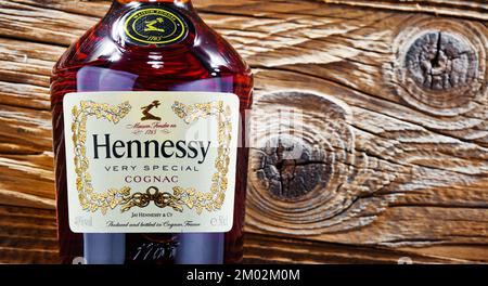 POZNAN, POL - APR 13, 2022 : bouteille de Hennessy, une marque de célèbre cognac de Cognac, France Banque D'Images