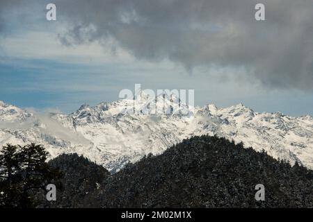 Belles montagnes enneigées et collines du parc national de Rara et du lac de Rara dans l'Himalaya du Népal Banque D'Images