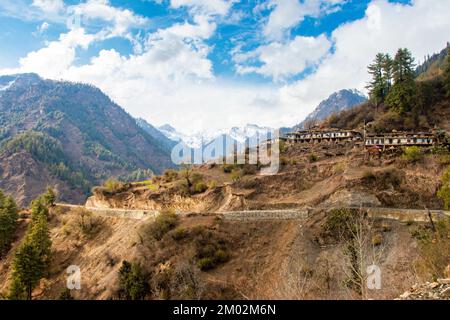 Village de Jumla Karnali montagnes tibétaines Himalaya Népal Forêt et route dangereuse Banque D'Images