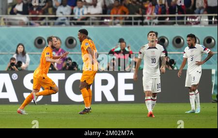 Daley Blind (à gauche) des pays-Bas célèbre avec Jurrien Timber après avoir marqué le deuxième but de leur partie, alors que Christian Pulisic (deuxième à droite) des États-Unis et Jesus Ferreira apparaissent découragés lors du match de la coupe du monde de la FIFA 16 au stade international de Khalifa à Al Rayyan, Qatar. Date de la photo: Samedi 3 décembre 2022. Banque D'Images