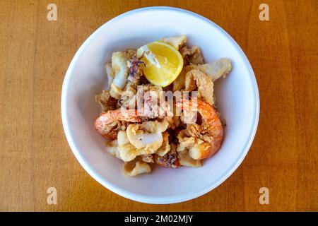 Gros plan d'une assiette de poisson frit italien mélangé Banque D'Images